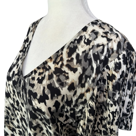 Vince Camuto NWT Animal Print Blouse with Flutter Crepe Sleeve M - Picture 5 of 11